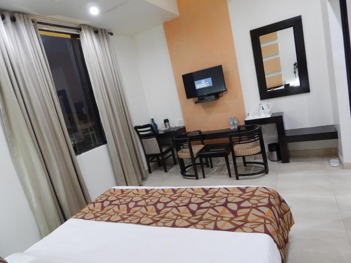 Hotel The Marque Mathura Exterior photo