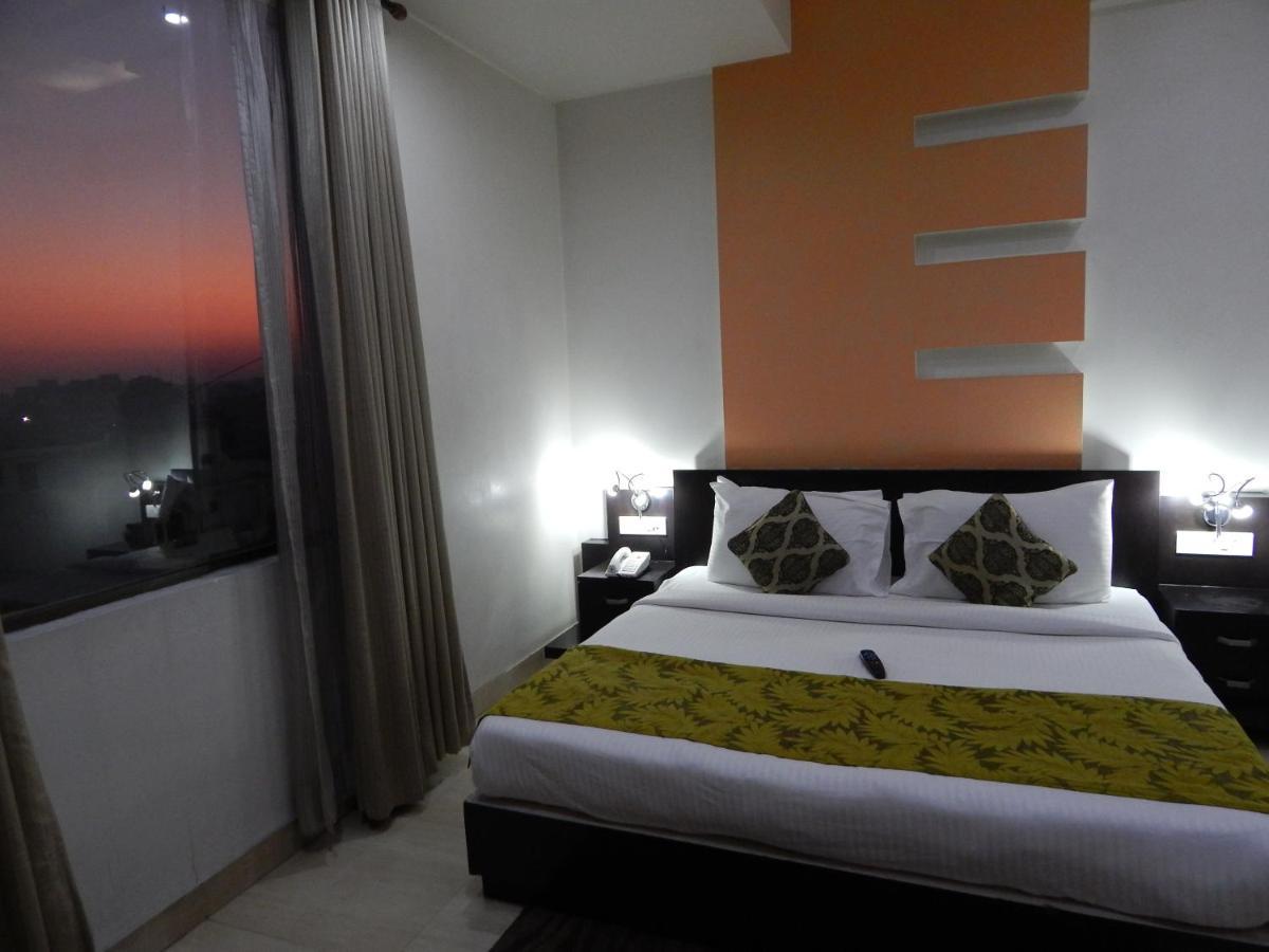 Hotel The Marque Mathura Exterior photo