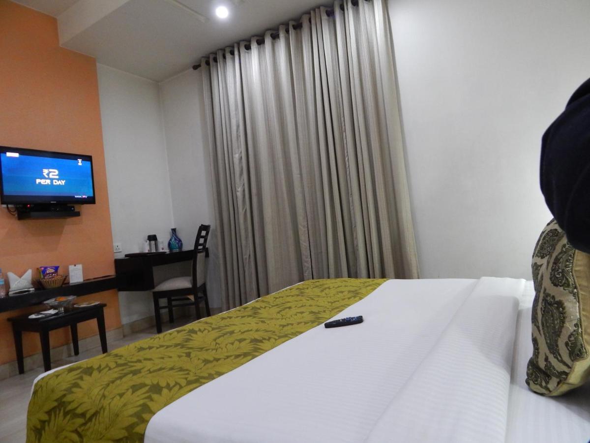 Hotel The Marque Mathura Exterior photo